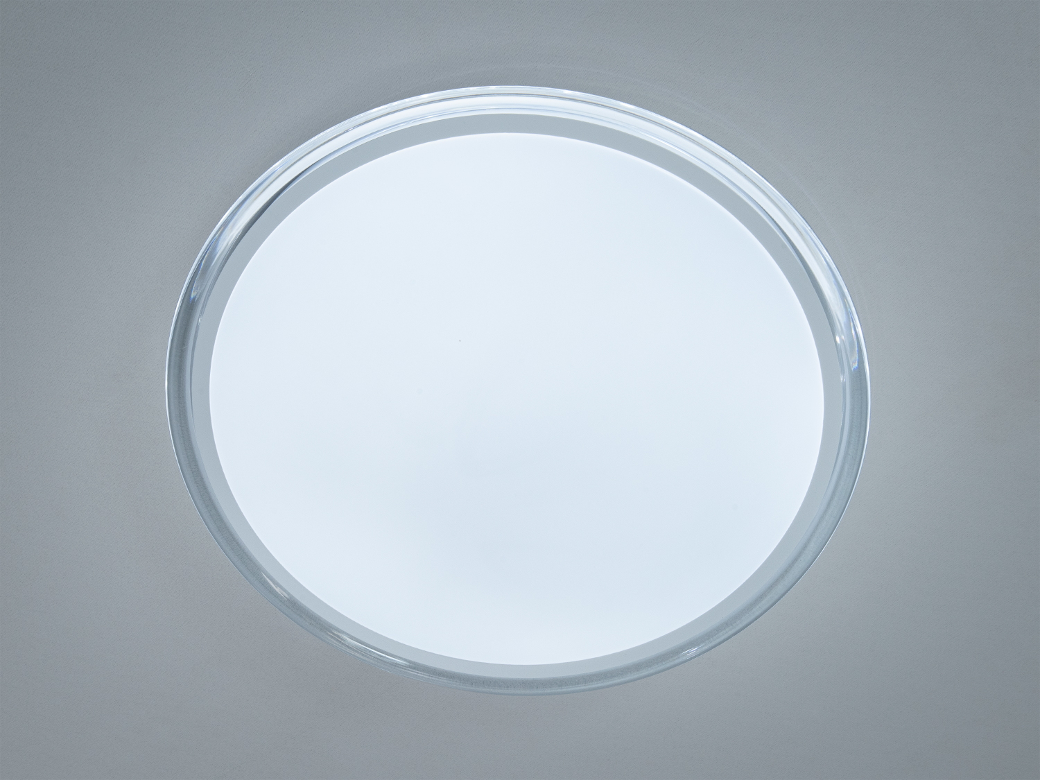 Стельовий світильник з прозорою окантовкою, забезпечує рівномірне освітлення, ідеальний для офісних приміщень.