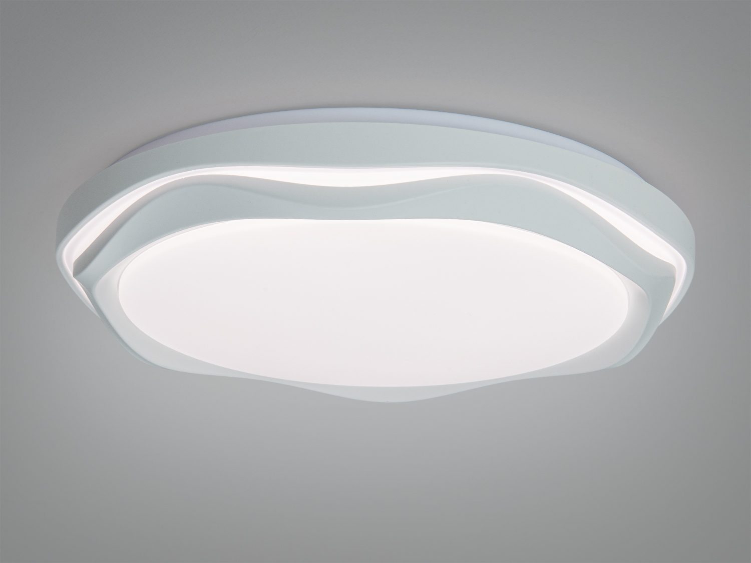 Стельовий світильник з білим корпусом і хвилястим дизайном, забезпечує м′яке світло. Ідеально підходить для вітальні або спальні.