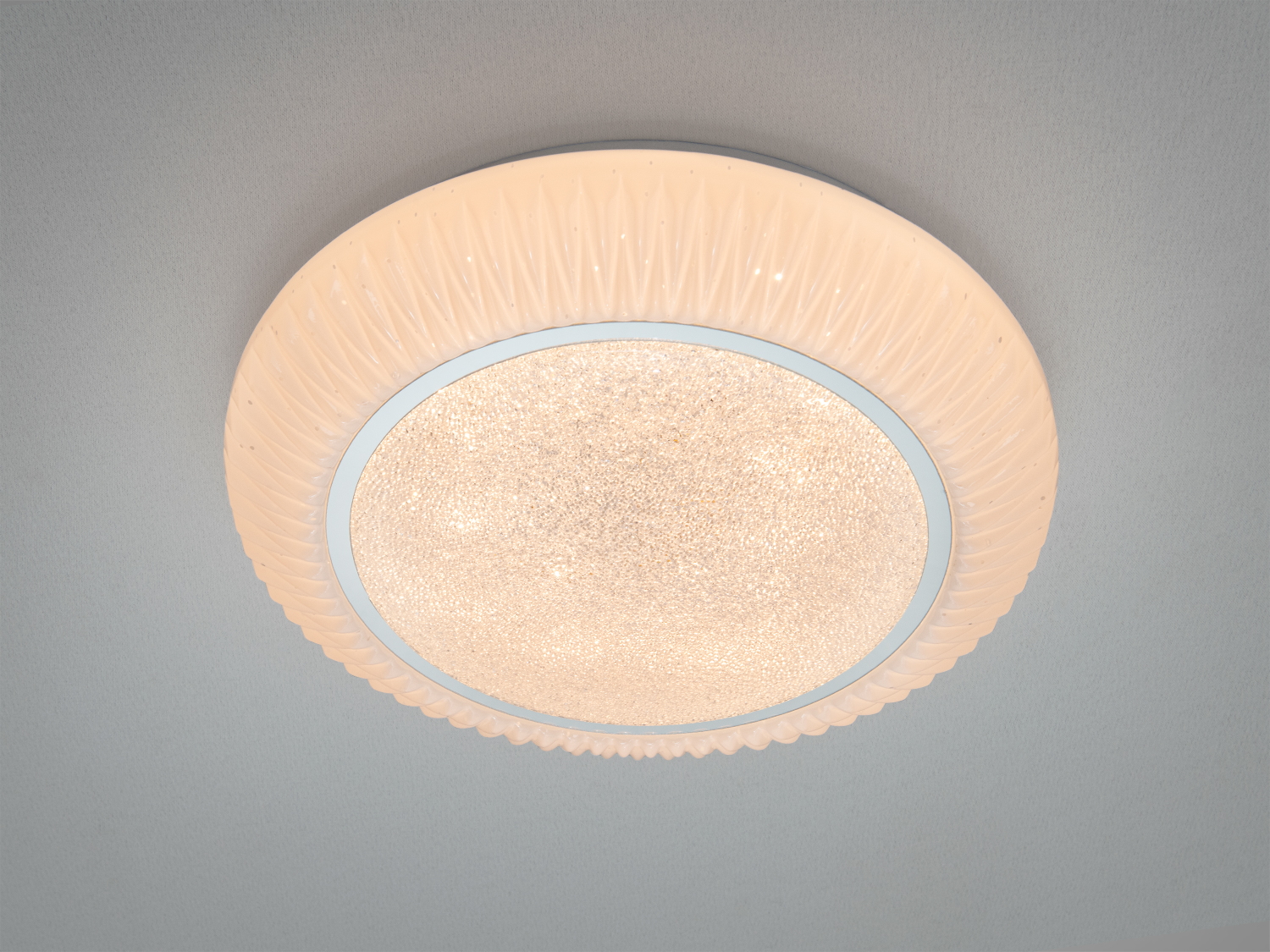 Лампа з круглим скляним абажуром і декоративним пластиковим краєм, створює м′яке розсіяне світло для затишної атмосфери.