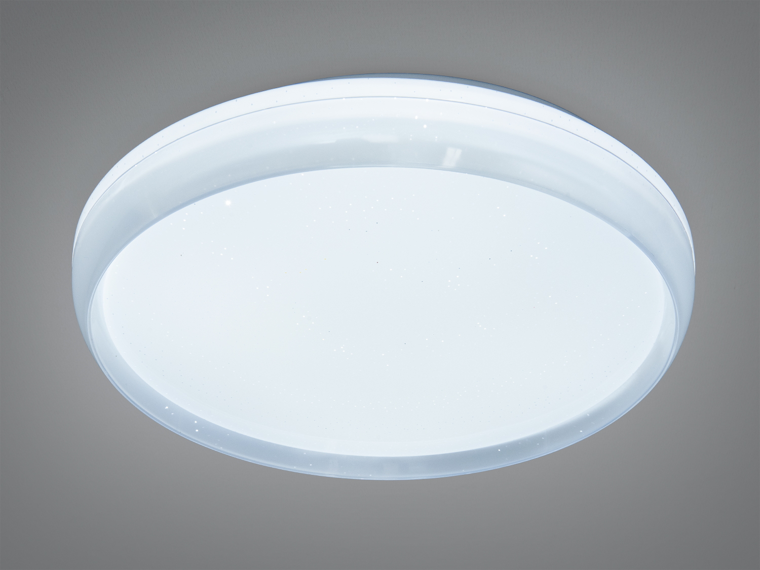 Круглий стельовий світильник з матовим покриттям, що рівномірно розсіює світло. Підходить для сучасних інтер′єрів.