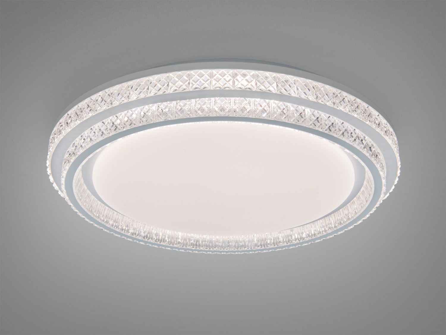 Кругла стельова люстра з прозорими декоративними елементами, що створюють ефект кришталю. Призначена для монтажу у вітальні.