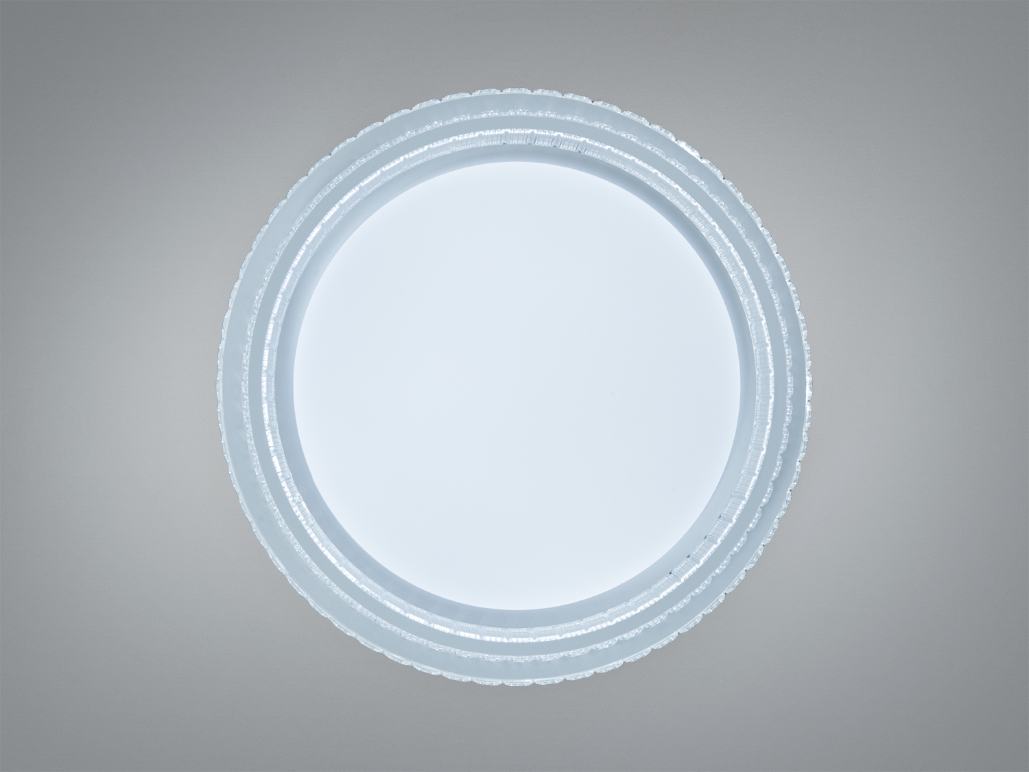 Вид зверху на стельову люстру з трьома кільцями, що підкреслюють сучасний стиль. Ідеально підходить для спальні.