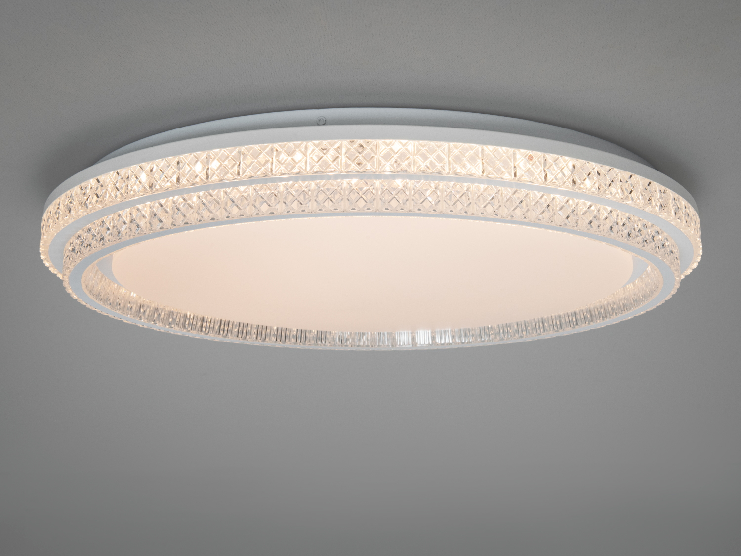 Стельовий світильник овальної форми з декоративними елементами на обідку, що додає елегантності. Підходить для спальні.