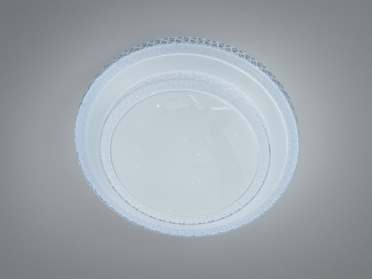 Стельова лампа з прозорим візерунковим краєм, що випромінює холодне світло. Підходить для сучасних інтер′єрів.