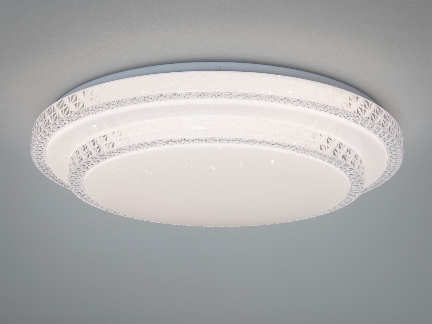 Кругла стельова лампа з декоративним візерунком по краю, що підходить для сучасних інтер′єрів.