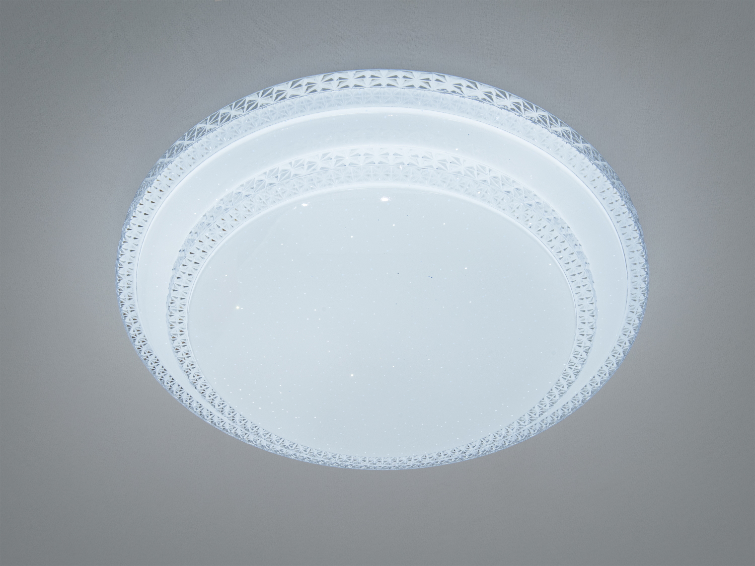 Стельова лампа з прозорим обідком, що створює ефект зоряного неба, ідеальна для спальні.