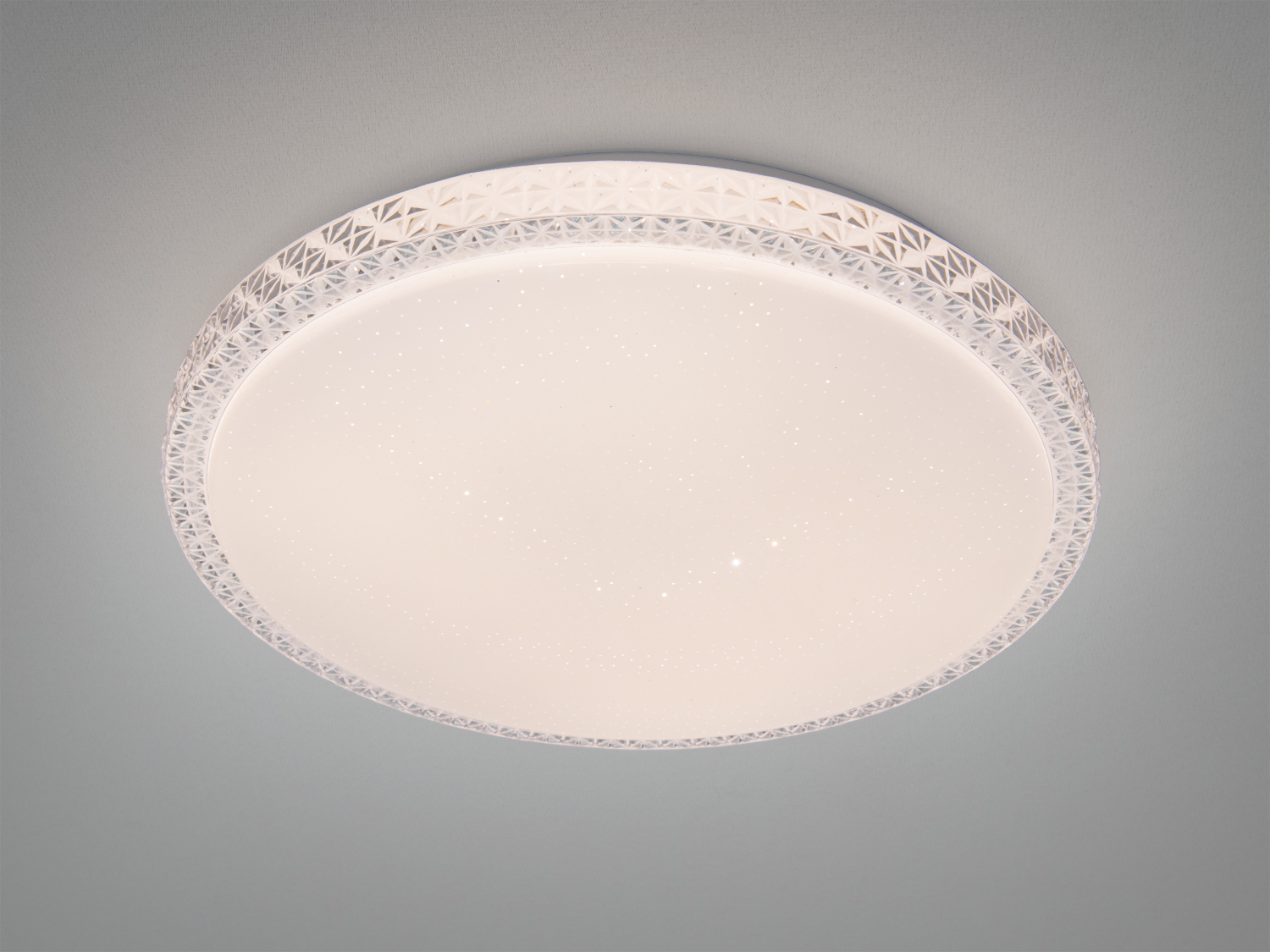 Стельова лампа з геометричним орнаментом на краю, забезпечує рівномірне освітлення, підходить для вітальні або спальні.