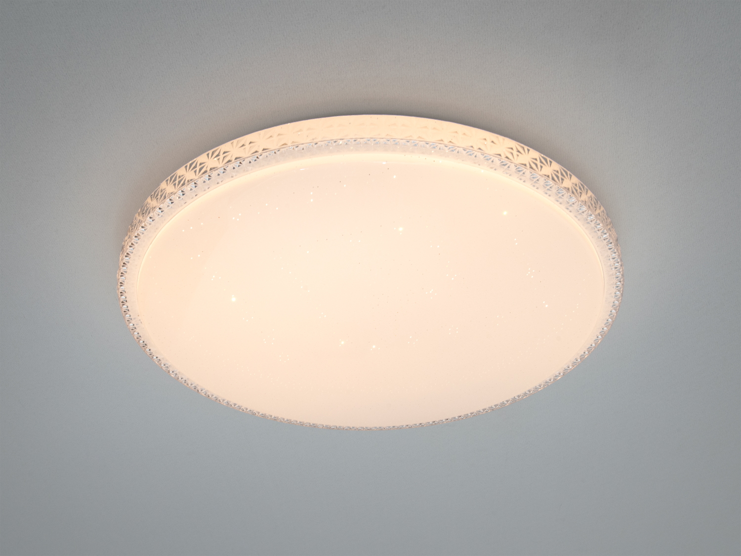 Кругла стельова лампа з декоративним краєм, що створює м′яке розсіяне світло. Підходить для сучасних інтер′єрів.