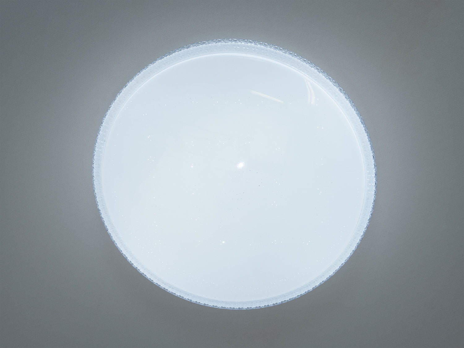 Кругла лампа з гладким матовим покриттям, що забезпечує рівномірне освітлення. Підходить для офісних приміщень.