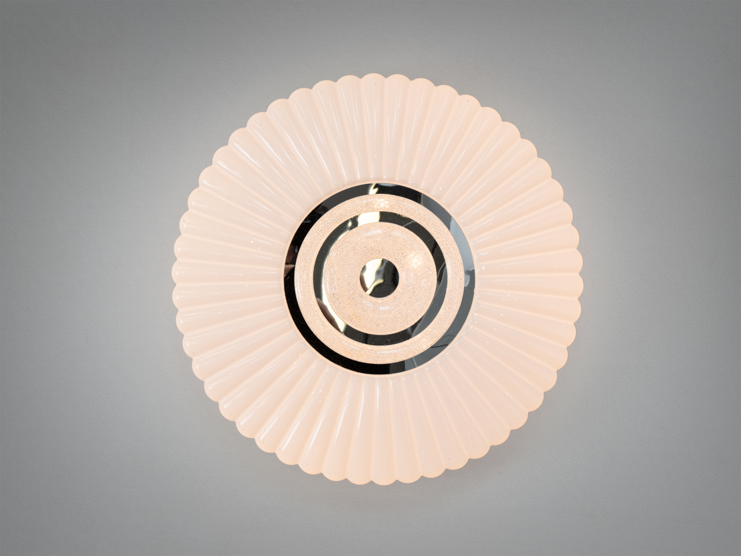 Стельова лампа з кремовим рельєфним абажуром, що імітує пелюстки. Металевий центр додає елегантності, підходить для спальні.