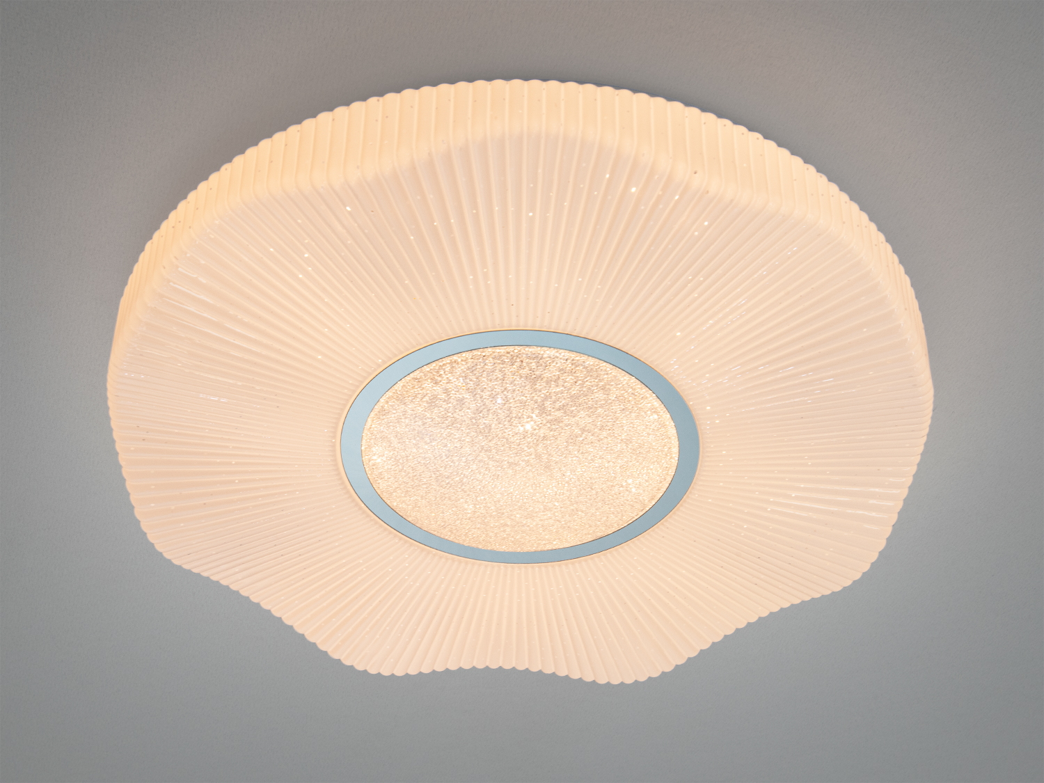 Світильник з рифленим абажуром у формі квітки, підходить для стельового монтажу, створює м′яке розсіяне світло.