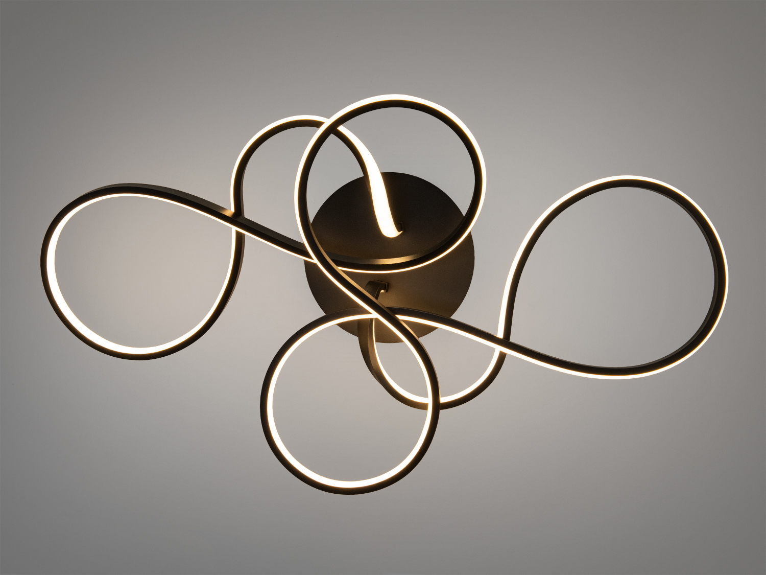 Стельовий світильник з переплетеними LED-смугами, білий колір, ідеальний для мінімалістичних просторів, забезпечує рівномірне світло.