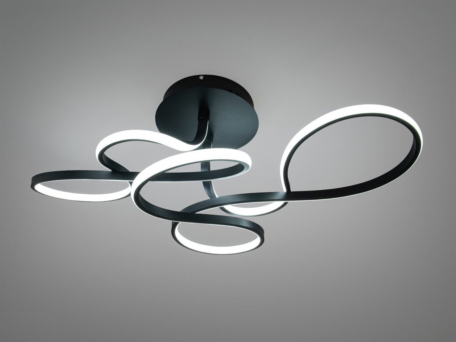 Дизайнерський світильник з плавними LED-смугами, стельове кріплення, підходить для сучасних віталень, створює затишну атмосферу.