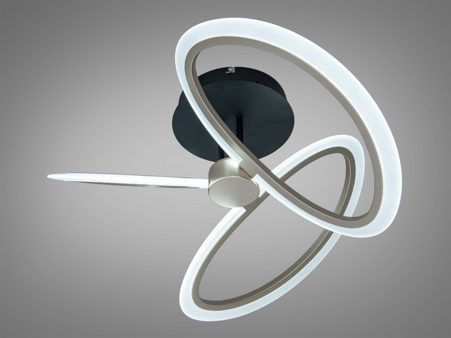 Стельовий світильник із двома кільцями та додатковим лінійним елементом. Підходить для мінімалістичних просторів.