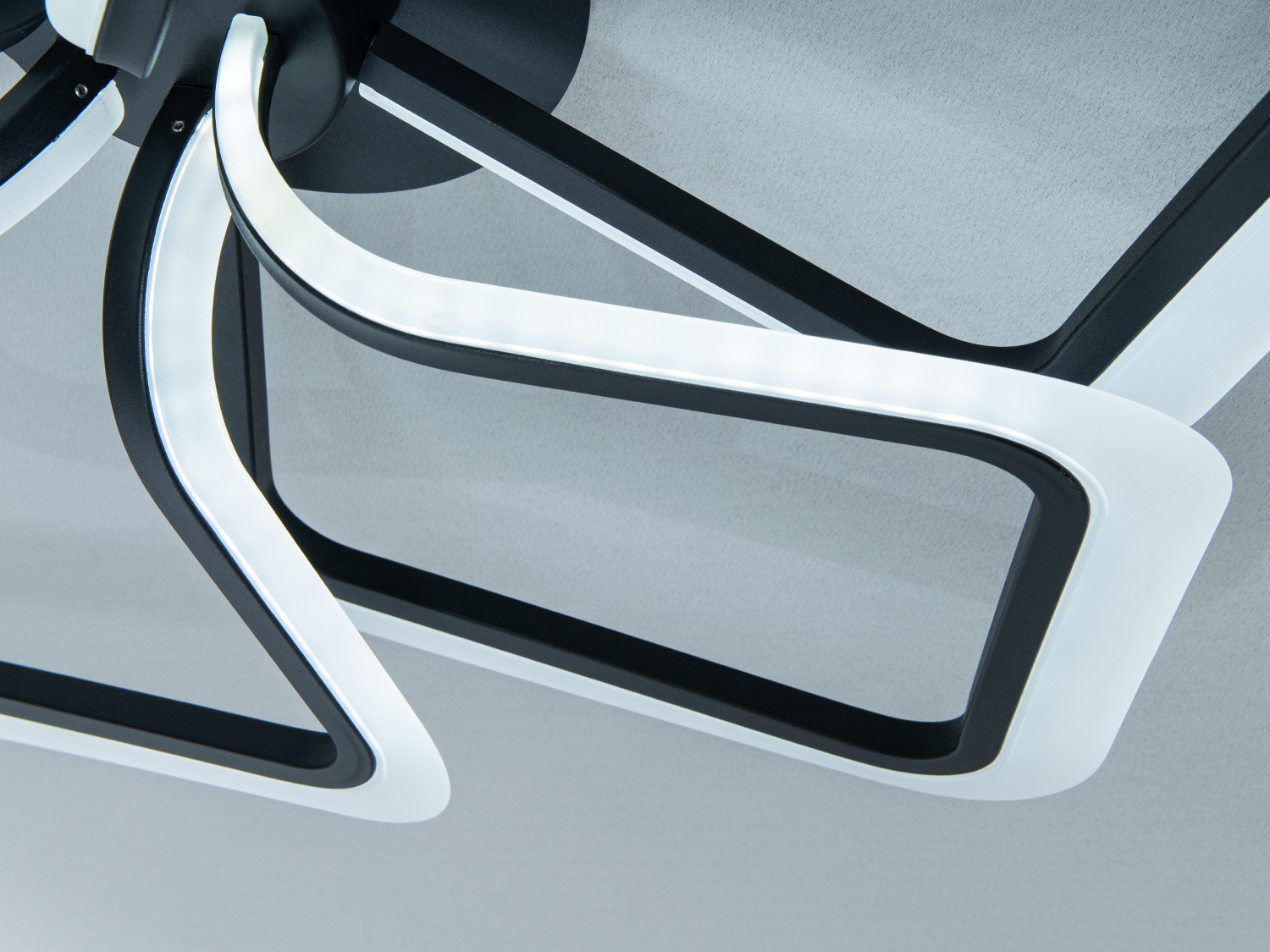 Світлодіодна стельова люстра чорна 85 Вт 15 м²