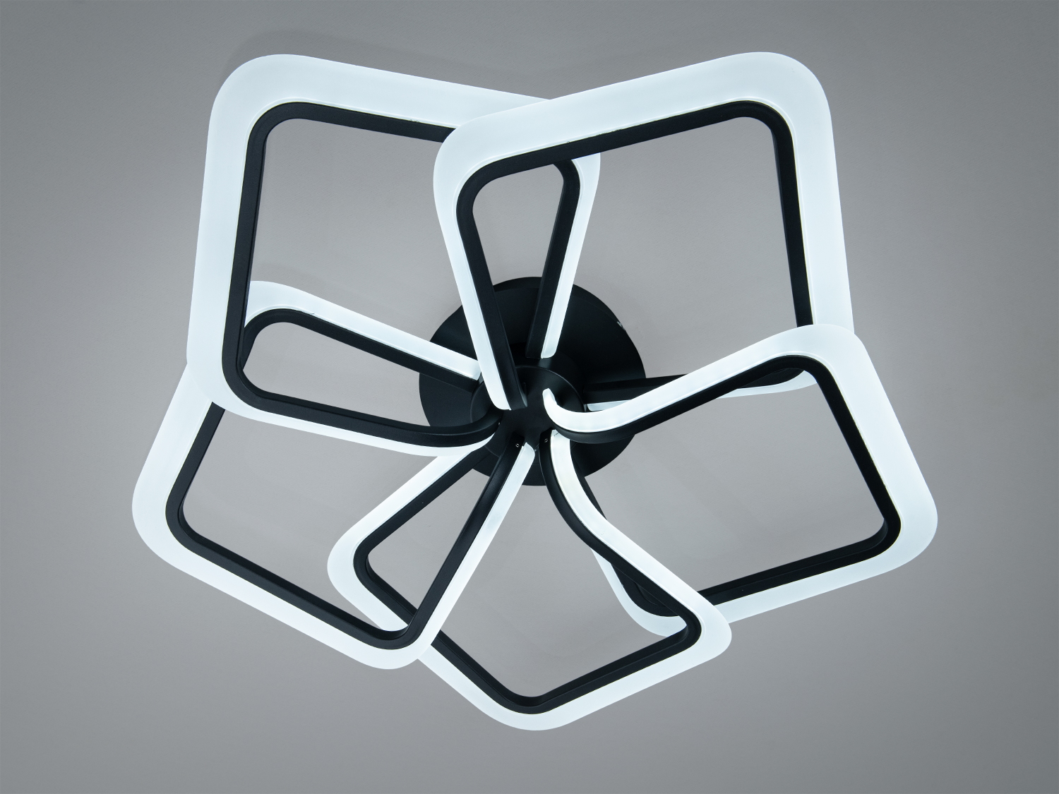 Світлодіодна стельова люстра 85 Вт, чорна, для кімнат до 15 м². Геометричний дизайн, рівномірне світло, керування настінним вимикачем.