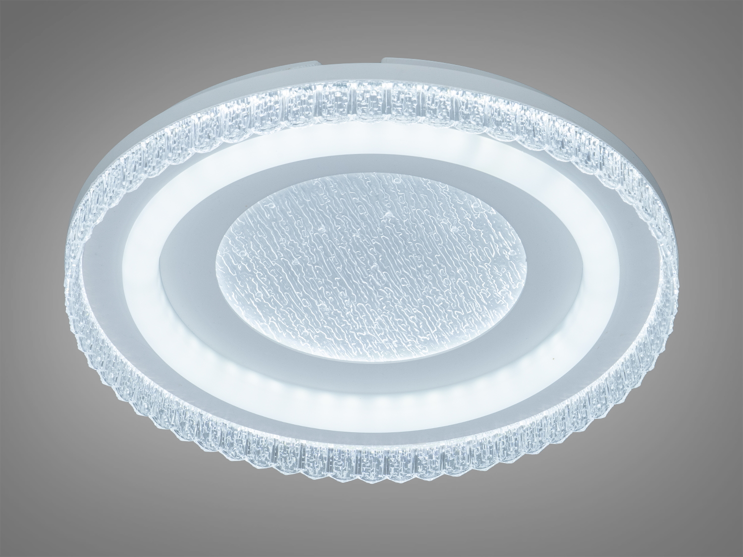 Світлодіодний світильник з текстурованим центром, що надає м′яке біле світло. Підходить для кімнат з мінімалістичним дизайном.