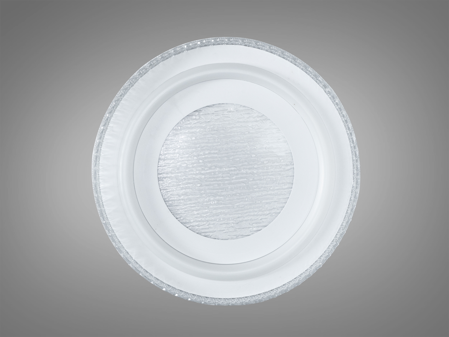 Плафон з матовим покриттям, що забезпечує рівномірне розсіювання світла. Підходить для офісних приміщень та домашніх кабінетів.