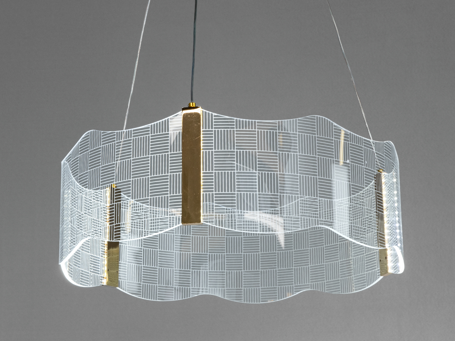 Сучасна підвісна LED-люстра золото 25W, ≈1375 лм, 3 температури світла 3200/4100/6000K, акриловий розсіювач і регульований підвіс. Керування — настінний вимикач.