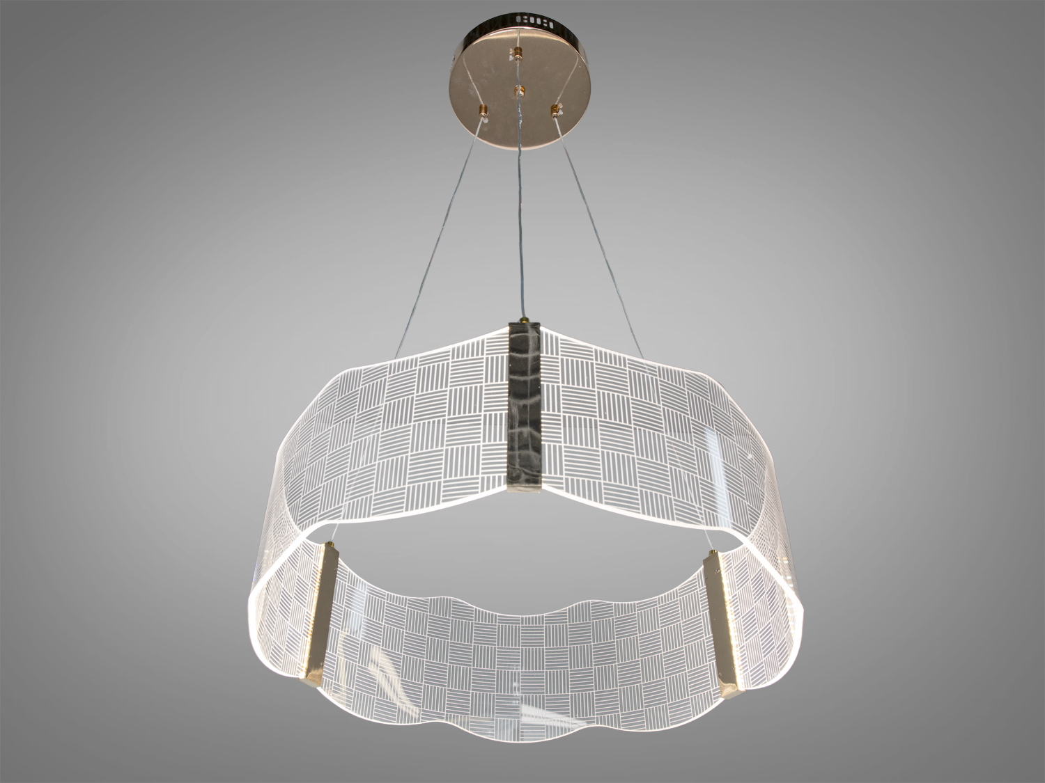 Світильник з акриловим абажуром, підвішений на тросах, з металевими кріпленнями. Ідеальний для освітлення вітальні.