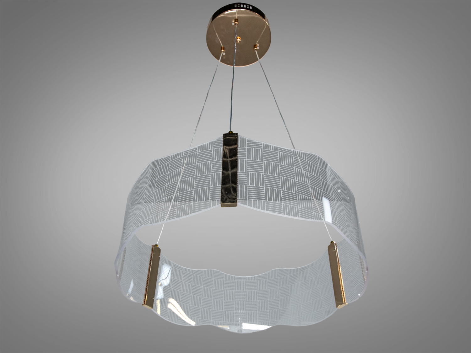 Підвісний світильник з прозорим акриловим абажуром і золотими акцентами. Підходить для високих стель.