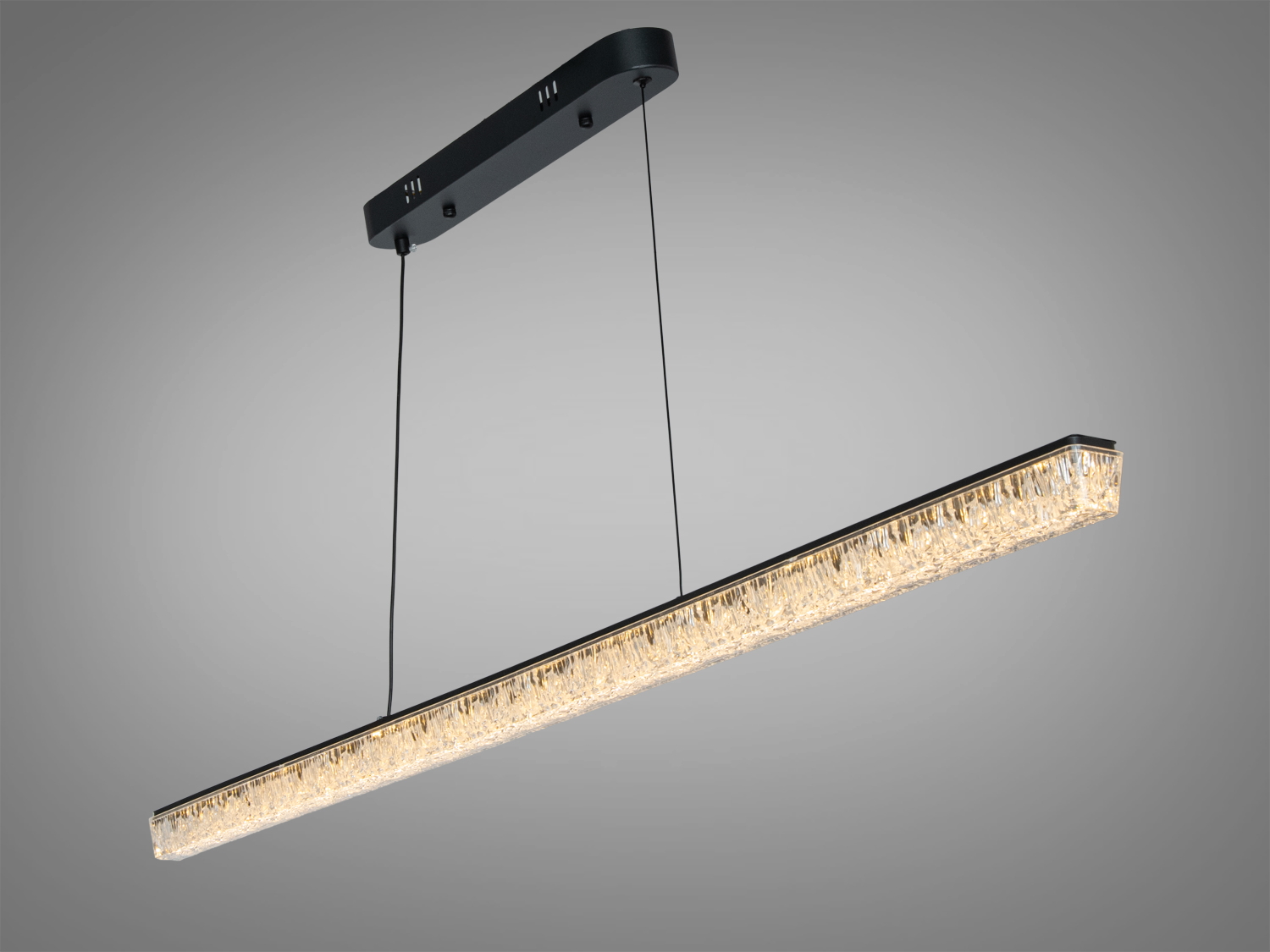 Підвісний світильник з прозорим акриловим дифузором, що створює ілюзію кришталю. Підходить для сучасних інтер′єрів, кріплення на стелю.