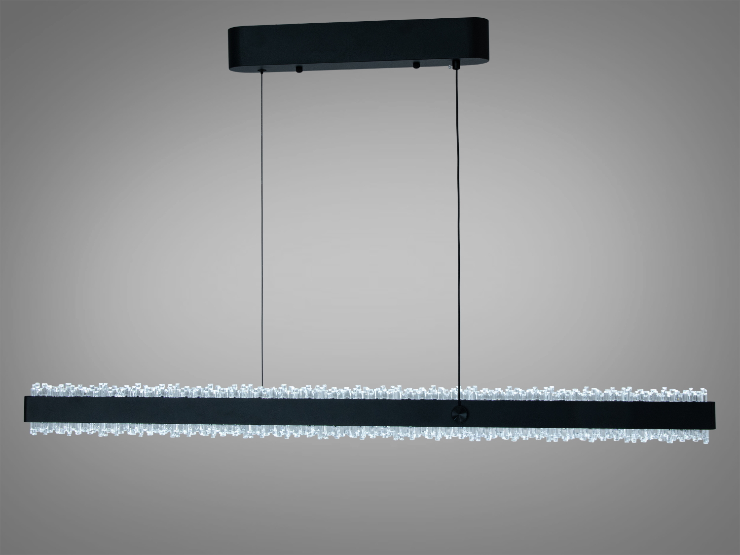 Лінійний світильник з кристалами, підвішений на тонких тросах. Ідеально підходить для освітлення обідніх зон.
