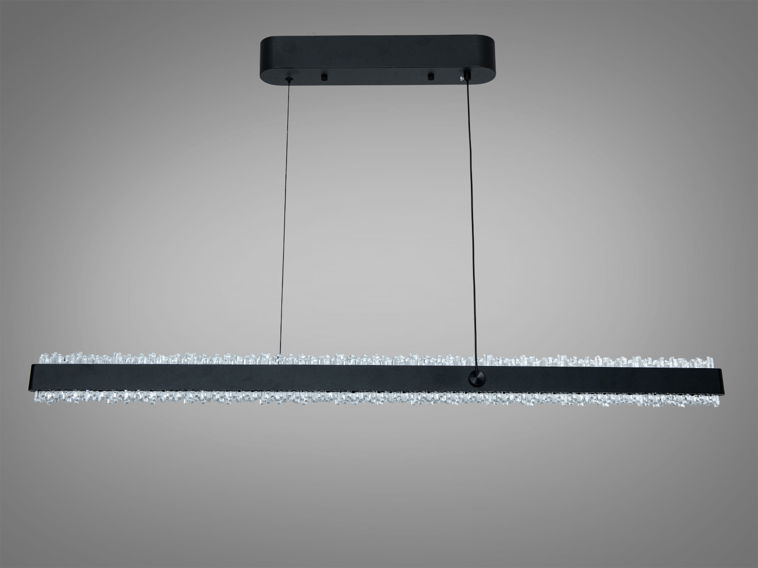 Довгий світильник з кристалами, що підвішений до стелі. Підходить для просторих кімнат.