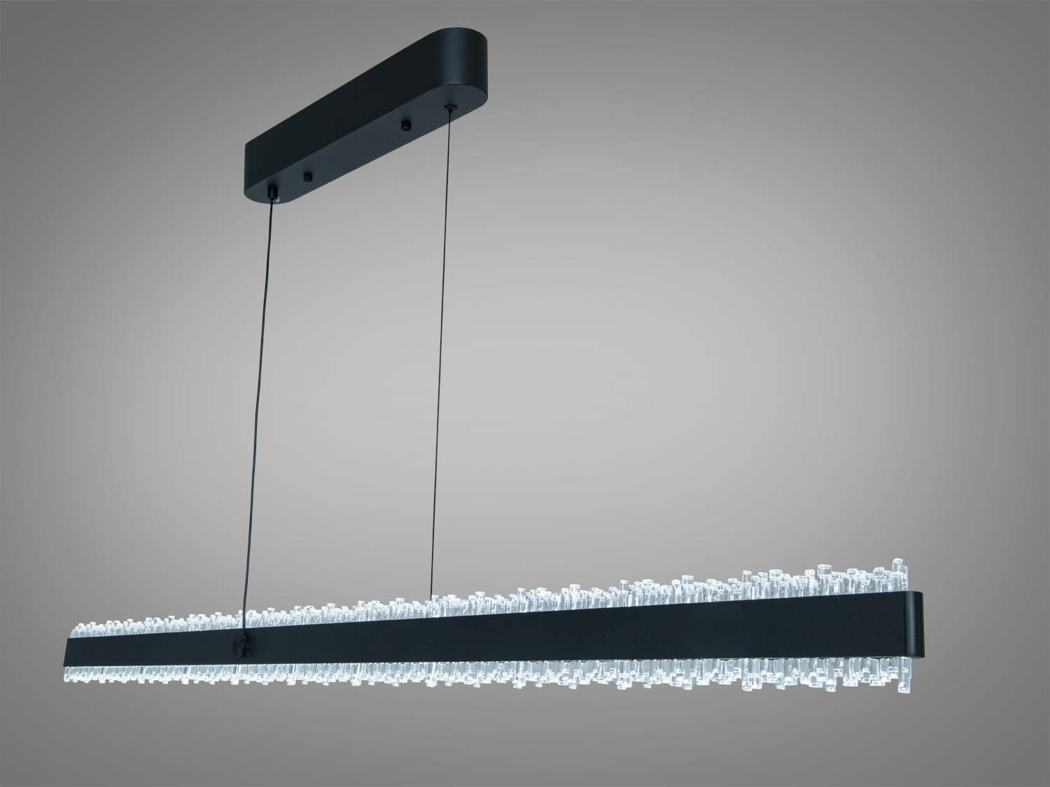 Світильник з акрилу, чорний корпус, підвісний монтаж, підходить для освітлення вітальні або їдальні.