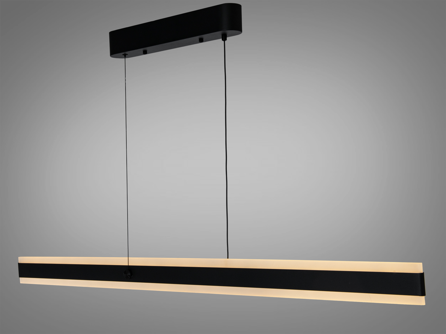 Лінійний світильник з чорним корпусом, тепле світло, підвісний монтаж, підходить для житлових приміщень.