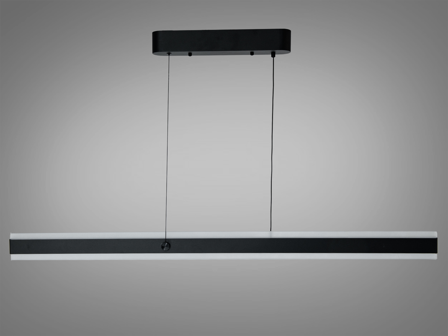 Підвісний світильник з чорним корпусом, лінійна форма, біле світло, ідеальний для сучасних офісів.