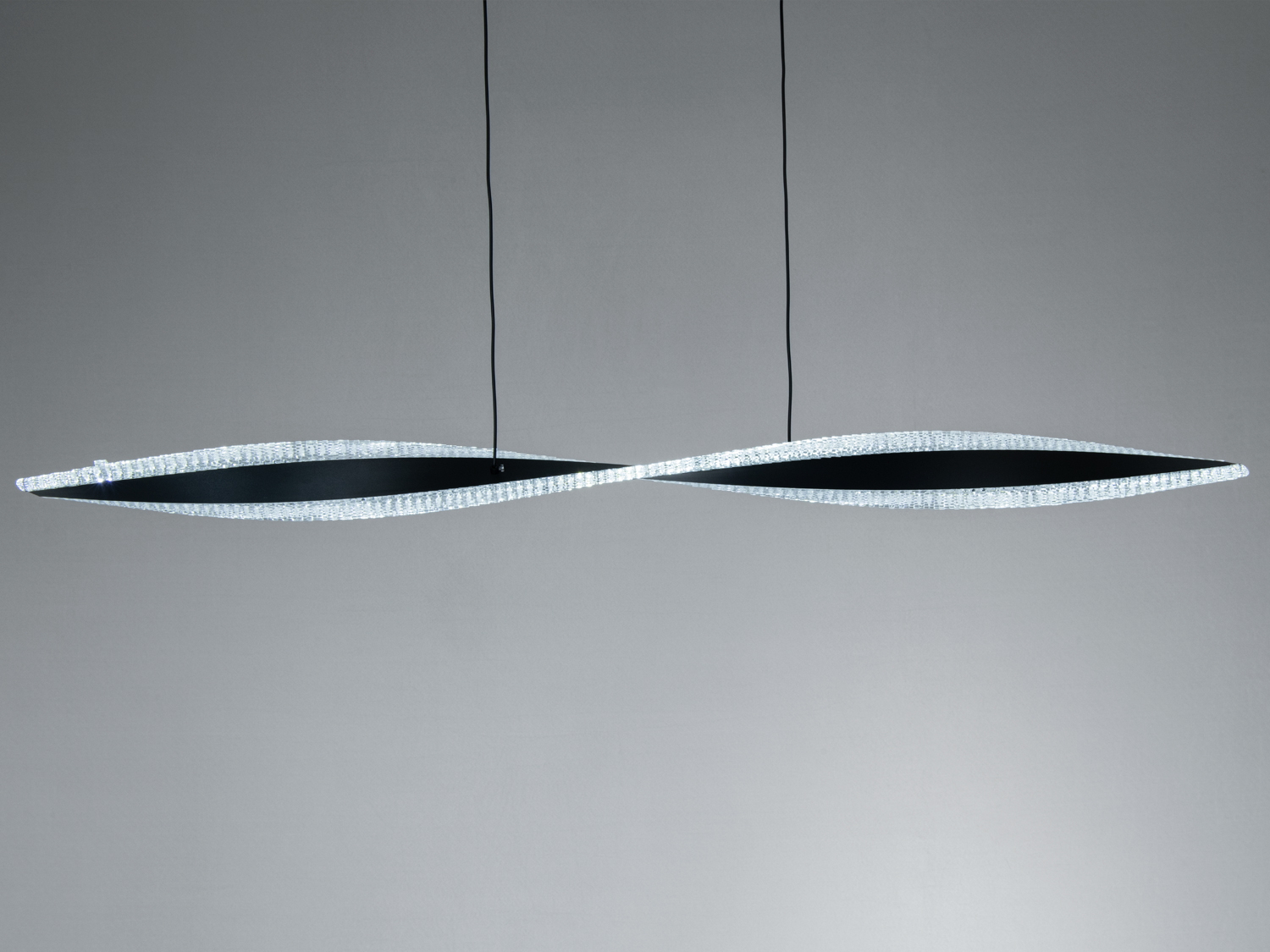 Стельовий світильник з елегантним вигином, що випромінює холодне світло. Підходить для офісних приміщень.