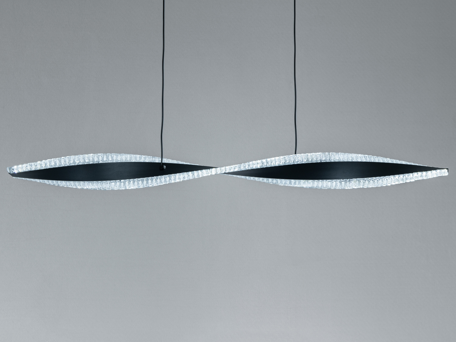 Підвісна LED люстра, 50 Вт і 2750 лм. Три режими 3200K/4100K/6000K, акриловий розсіювач, регулювання висоти, чорне матове покриття. Орієнтовно для кімнат до 9 м².